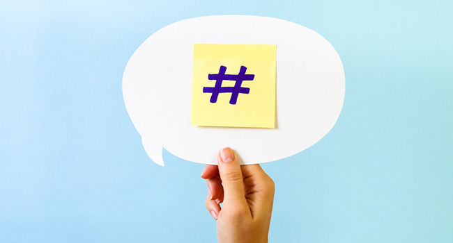 main qui tient un post it avec le symbole Diez