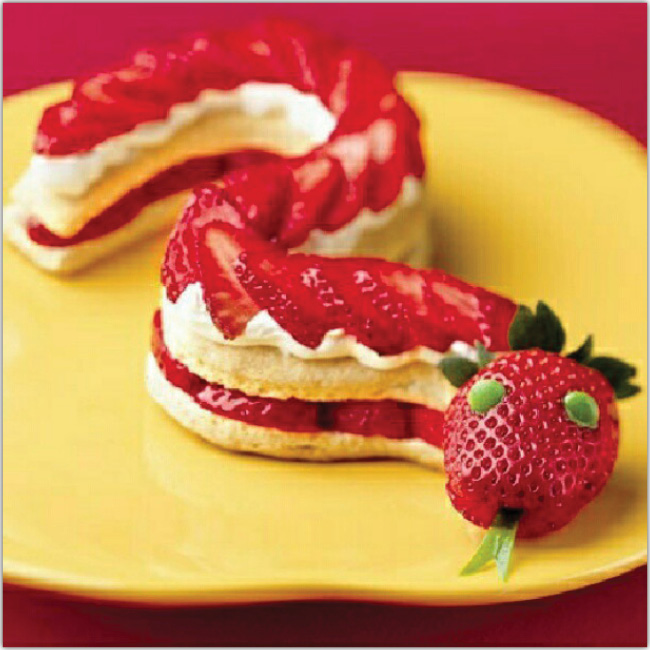 11 conseils pour les amateurs de photographies gourmandes sur Instagram ! Photo d'un gâteau aux fraises en forme de serpent