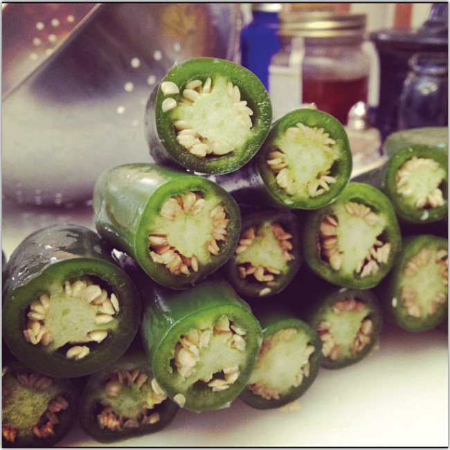 11 conseils pour les amateurs de photographies gourmandes sur Instagram ! Photo de piments verts entassés