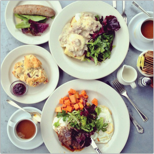 11 conseils pour les amateurs de photographies gourmandes sur Instagram ! Photo d'un petit déjeuner copieux