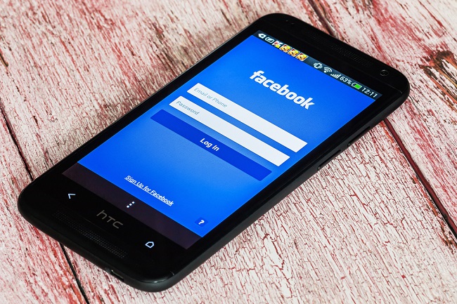Smartphone ouvert sur le compte Facebook